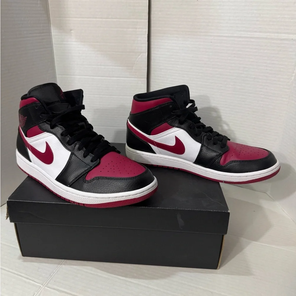 AIR JORDAN 1 MID BLACK/NOBLE RED-WHITE 554724 066 Mens
Shoes Size 10 Excellent! - Picture 3 of 11